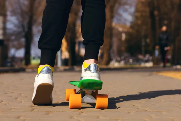 Dítě Jezdí Zeleném Skateboardu Nebo Penny Board Parku Teenager Rád — Stock fotografie
