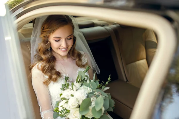 Beautiful Smiling Bride Her Wedding Day Sits Car Holds Wedding — Stock Photo, Image