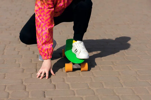 Teenager Jezdí Skateboardu Nebo Penny Board Parku Dítě Oblečené Jasných — Stock fotografie