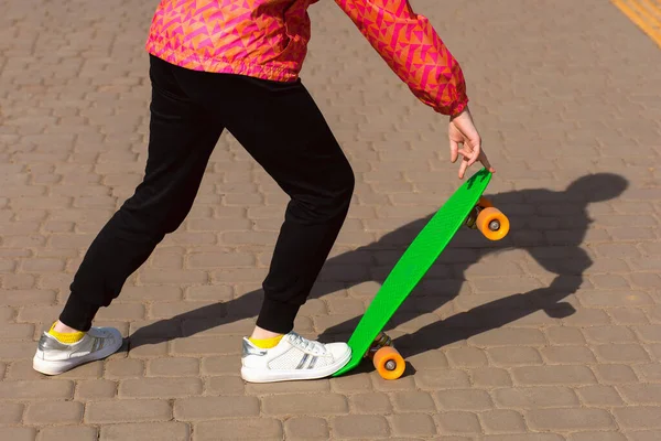 Holka Jezdí Skateboardu Nebo Penny Board Parku Dítě Oblečené Jasných — Stock fotografie