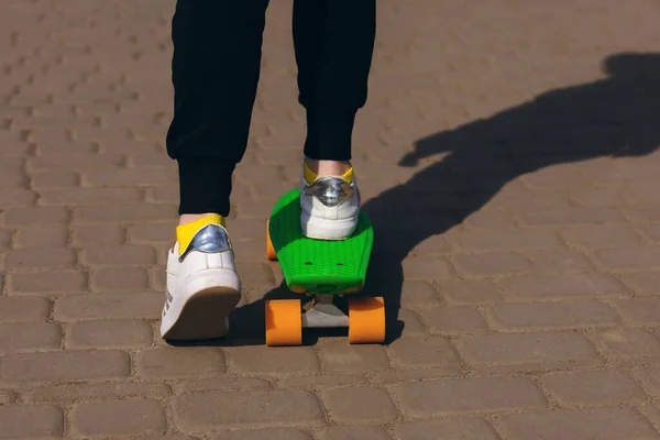 Dítě Dovolené Jezdí Zeleném Skateboardu Nebo Pennyboardu Parku Zdravotní Výhody — Stock fotografie