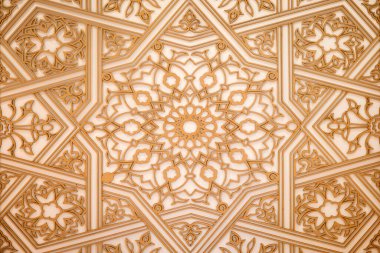 Duvardaki güzel zengin desen doğuya özgü bir şekilde tahtadan oyulmuştur. Mesaj ya da reklam için ahşap arka plan. İç dekorasyon için ahşap oyma stili