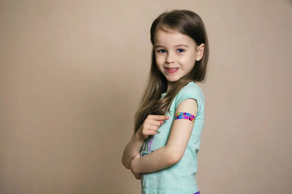 Κοριτσάκι Εμβολιασμένο Κατά Της Λοίμωξης Από Κορωνοϊό Χαμογελά Και Δείχνει — Φωτογραφία Αρχείου