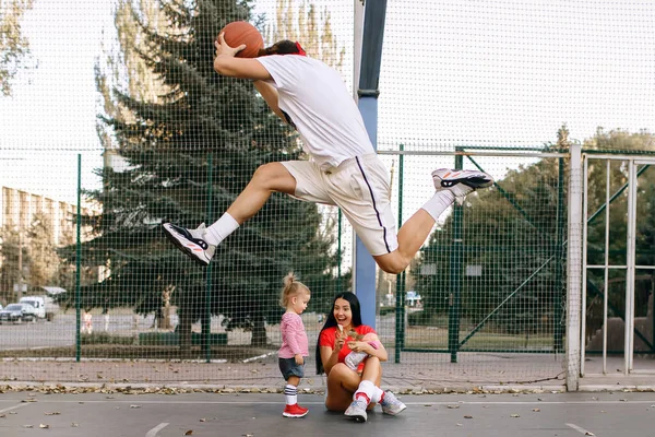 Une Famille Sportive Passe Soirée Sur Terrain Basket Ball Faire — Photo