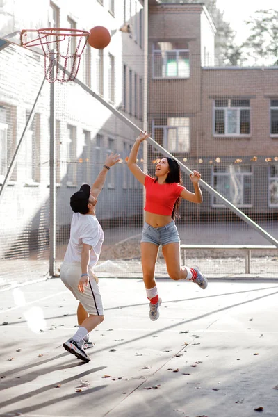 Jeune Couple Sportif Jouant Basket Une Belle Fille Mec Sportif — Photo