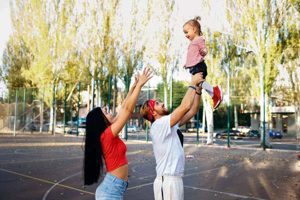 Une Jeune Famille Marche Sur Terrain Basket Ville Maman Papa — Photo