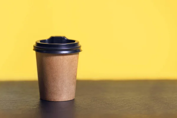 Wegwerpkoffiekopje Voor Café Een Bartafel Bruin Kartonnen Mockup Van Milieuvriendelijke — Stockfoto