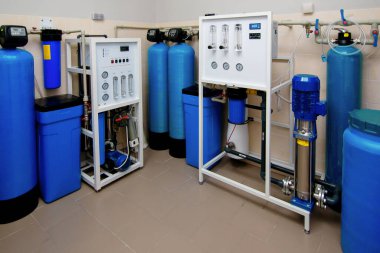 Su arıtma için filtreler, çok çeşitli filtre sistemleri. Özel bir laboratuvarda içme suyunun otomatik üretimi ve arıtılması