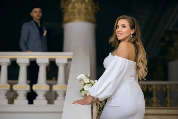 Uma Noiva Bonita Vestido Branco Com Buquê Casamento Sobe Degraus — Fotografia de Stock