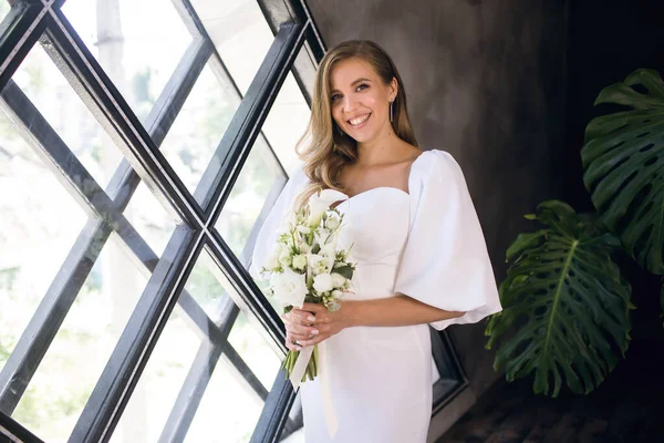 Красива Наречена Білій Весільній Сукні Букет Квітів Стоїть Біля Вікна — стокове фото