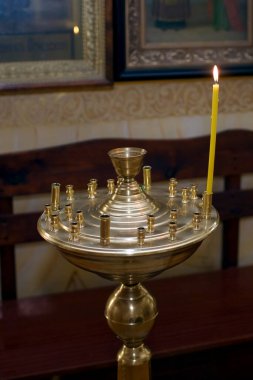 Ortodoks kilisesinde bir mum yanıyor. Ortodoks Hıristiyanların kilise ayinleri