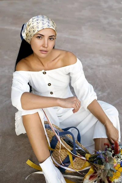 Eine Elegante Junge Frau Mit Einem Schal Auf Dem Kopf — Stockfoto