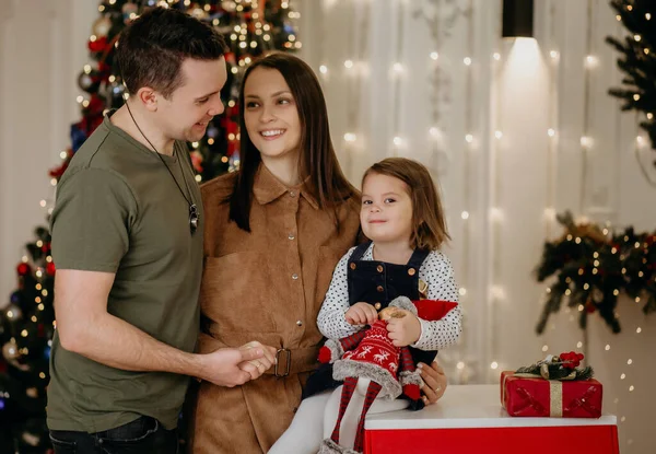 Ung Familj Pappa Mamma Och Dotter Fira Jul Och Nyår — Stockfoto