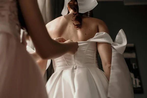 Eine Braut Trägt Einem Hotelzimmer Ein Weißes Hochzeitskleid Die Brautjungfer — Stockfoto