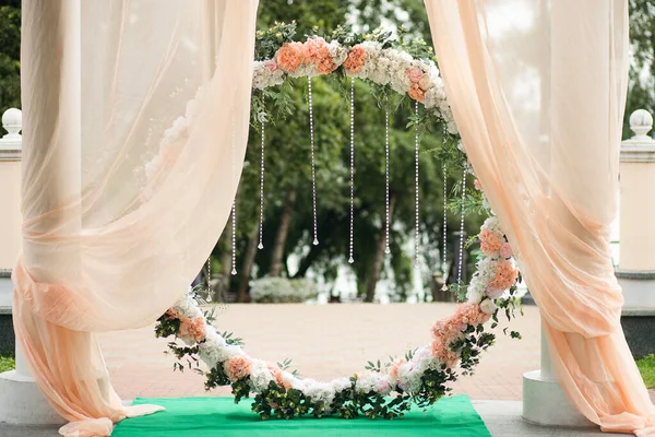 Der Runde Hochzeitsbogen Für Die Trauung Ist Mit Blumen Und — Stockfoto
