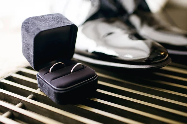 Jegygyűrűk Egy Fekete Dobozban Vőlegény Cipője Jegygyűrűvel Szabad Hely Szövegnek — Stock Fotó