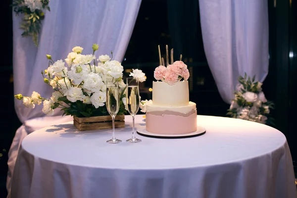 Свадебный Торт Бокалами Шампанского Столе Украшенный Свежими Белыми Цветами Свадебный — стоковое фото