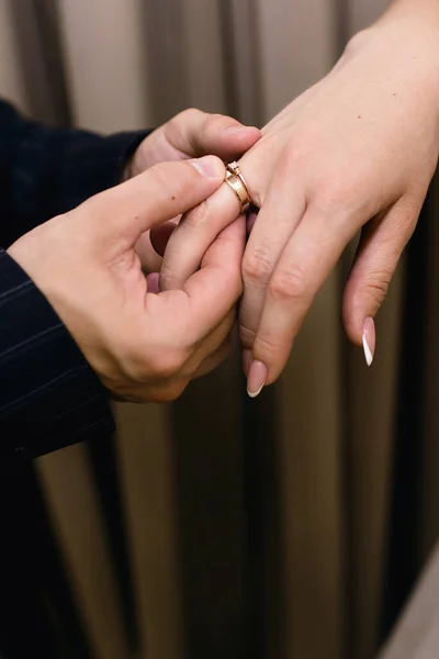 Bruidegom Doet Een Trouwring Vinger Van Bruid Man Bruidegom Pakt — Stockfoto