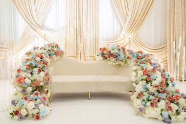 Izgara sosis dilimleri sıcak ızgarada sotelenmiş soğanla pişirilir. Sulu, kaşarlanmış et ve karamelli soğan sıcak, iştah açıcı tonları olan kırsal ve doyurucu bir yemek sunumu yaratır.