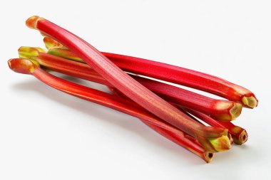 Taze ravent sapları canlı kırmızı bir renk ve pürüzsüz bir doku sergiler, beyaz arka planda düzenli olarak, mutfak uygulamaları veya yemek fotoğrafçılığı için ideal.