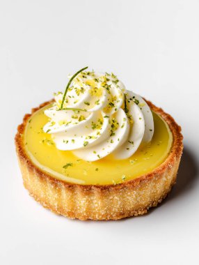 Krem şanti ve limon aromalı kremalı limonlu turta, yeni bir sunum için temiz beyaz bir zemin üzerine kurulmuş.