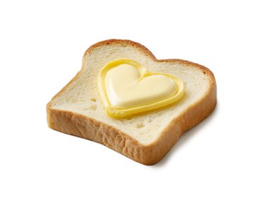 Üzerinde kalp şeklinde tereyağı bulunan beyaz bir ekmek dilimi, beyaz bir arkaplana karşı izole edilmiş, besin sunumu ve dokuyu vurguluyor.