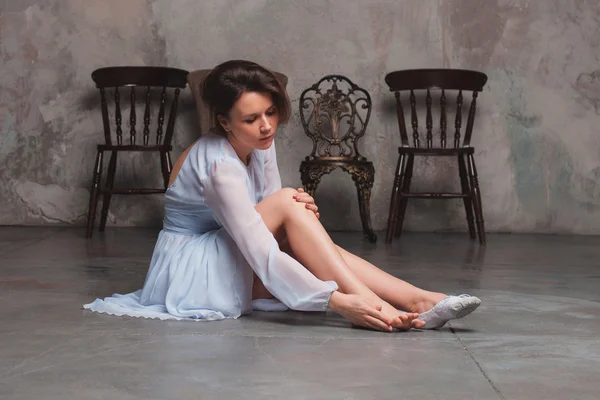 Uma menina sentada no chão Fotografia De Stock