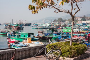 Tekne üstünde belgili tanımlık rıhtım, iskele