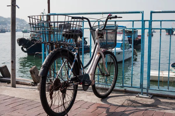 Radfahren am Wasser — Stockfoto