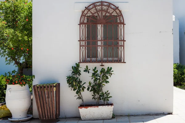 Casa grega parede branca com janela — Fotografia de Stock
