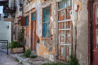 Eski bir Avrupa kenti eski kırık kapı