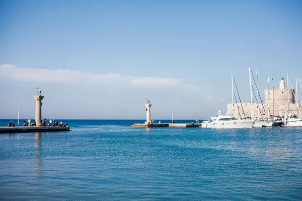 Mandraki Harbor, the entrance to the port of the city of Rhodes in Greece, the place where stood the Colossus of Rhodes — Stock Photo, Image