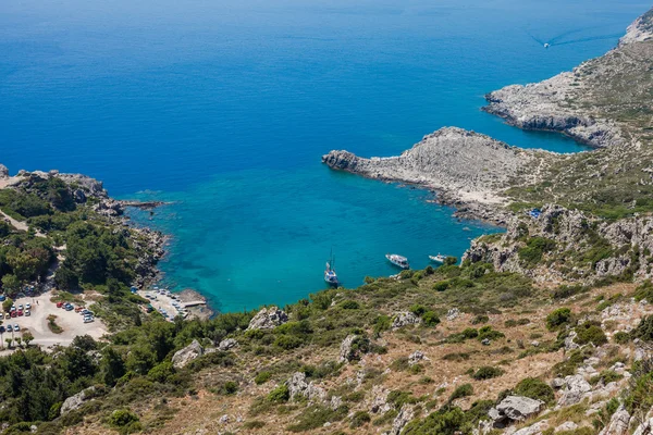 A baía pitoresca ao largo da costa da ilha de Rodes, na Grécia — Fotografia de Stock