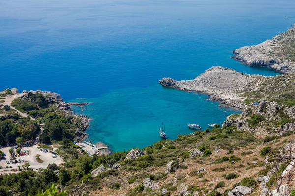 A baía pitoresca ao largo da costa da ilha de Rodes, na Grécia — Fotografia de Stock