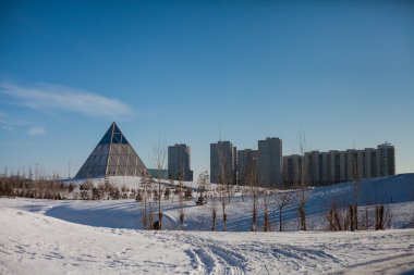 Barış Sarayı ve Accord Astana ve kışın şehir panoraması