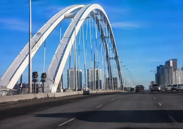 Ponte Arkhar através do rio Ishim em Astana Fotografia De Stock