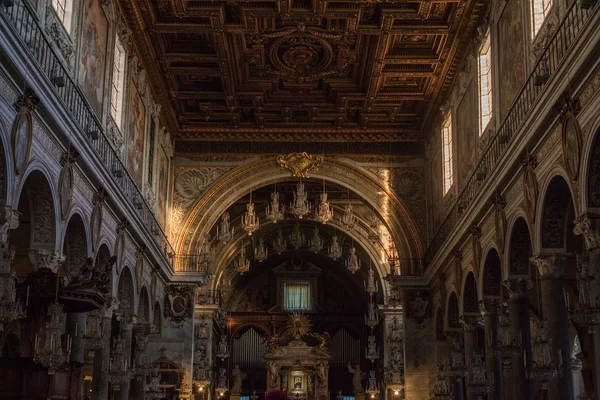 ローマ カトリック教会の内部 — ストック写真