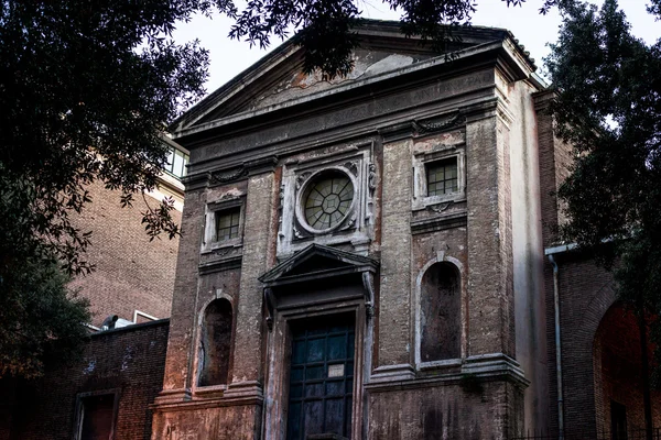 Facade of the ancient house in Rome — Stock Photo, Image