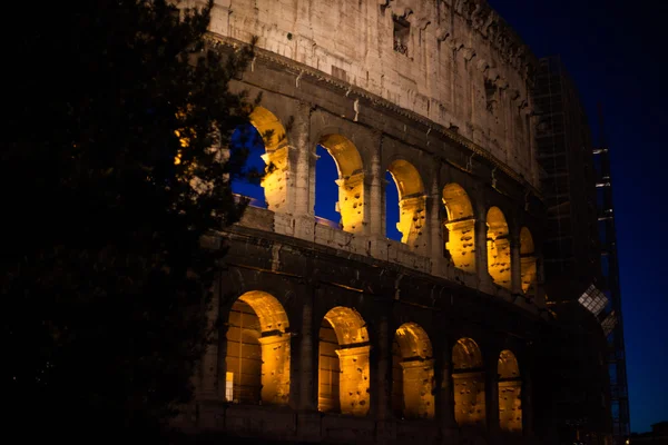 El Coliseo de Roma por la noche — Foto de Stock