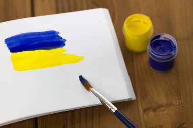 Boyalı Ukrayna bayrağı sketchbook üzerinde