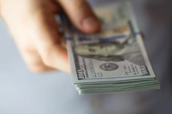 Yüz dolar.