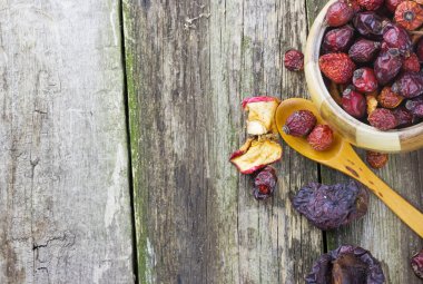 Ahşap tencerede kurutulmuş meyveler
