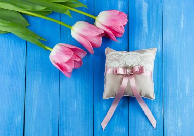 Alyans ile pembe laleler