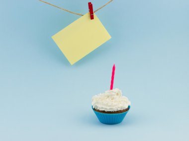 Pembe mum ile doğum günü kek