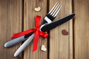 gümüş çatal ve bıçak kırmızı yay dekore edilmiş