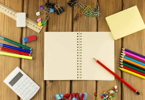 Notizbuch mit Schul- und Büromaterial — Stockfoto