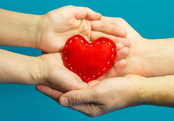 Corazón en manos de hombre y mujer — Foto de Stock