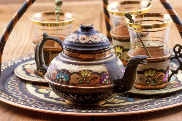 Традиционный турецкий чайный набор — стоковое фото