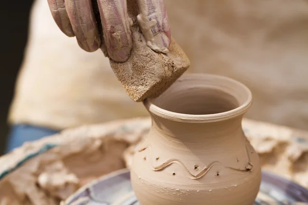 Master hand making clay pot — Stock Photo, Image
