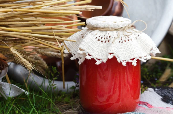 Jus de tomate naturel dans un bocal en verre — Photo